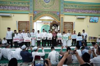 Gubri Abdul Wahid Serahkan Bantuan Puluhan Juta Rupiah untuk Masjid dan Warga Pandau Jaya