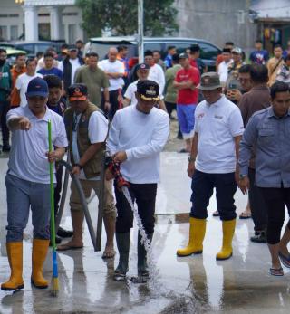 Wako dan Wawako Pekanbaru Pimpin Langsung Aksi Goro Pasca Banjir di Rumbai