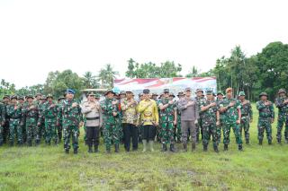 Bupati Herman Hadiri Penutupan TMMD Ke-123 di Desa Mumpa