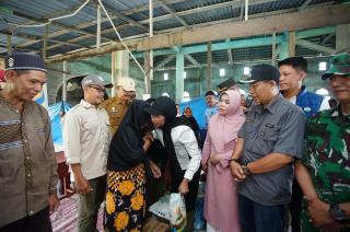 Wabup Yuliantini Salurkan Bantuan untuk Korban Banjir di Lahang Hulu