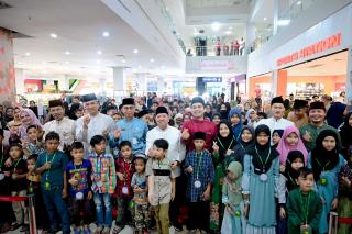Bersama Bupati Bengkalis, 300 Anak Yatim Gembira Belanja Baju Raya