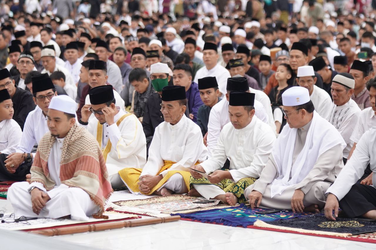 Ribuan Warga Riau Salat Idulfitri 1446 H Bersama Gubri di Masjid Raya Annur