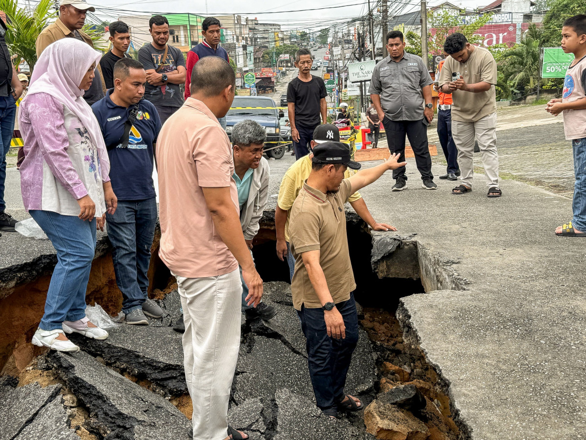 Tinjau Jalan Lobak yang Amblas, Wali Kota Pekanbaru Pastikan Segera Diperbaiki