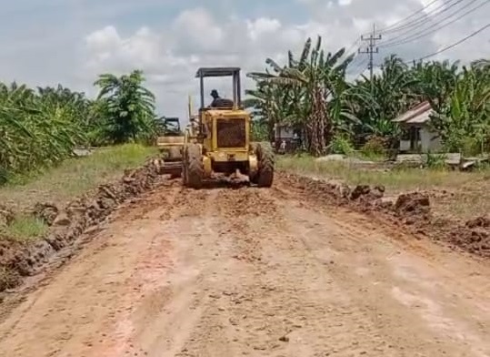 Pemkab Rohil Lakukan Pemeliharaan Jalan Poros Kepenghuluan Suak Air HitamÂ