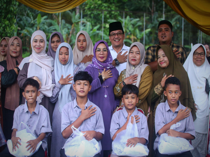 Wabup Kampar Serahkan Santunan Anak Yatim Piatu Dua Desa di Kecamatan Rumbio JayaÂ