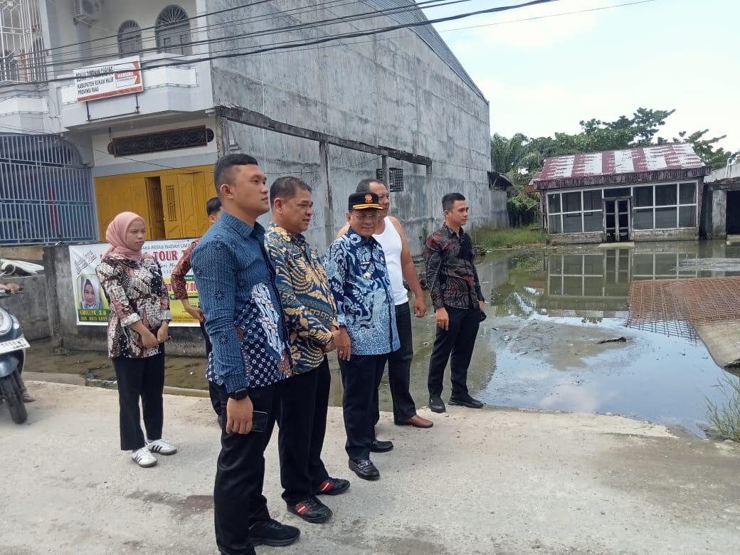 Bupati Rohil H. Bistamam Tinjau Pekerjaan Swakelola Perbaikan Jalan Utama BagansiapiapiÂ 