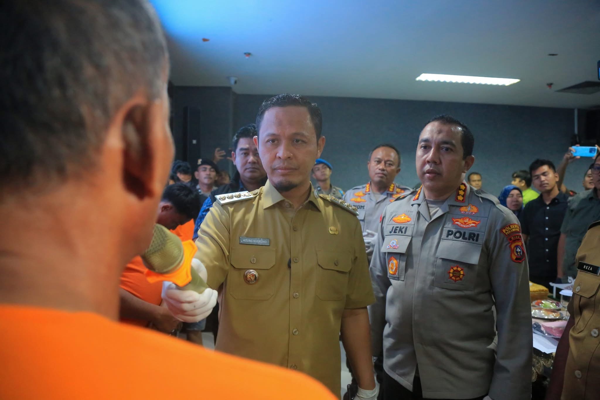 Walikota Pekanbaru Minta Polisi Telusuri Pembuang Limbah B3 Sembarangan