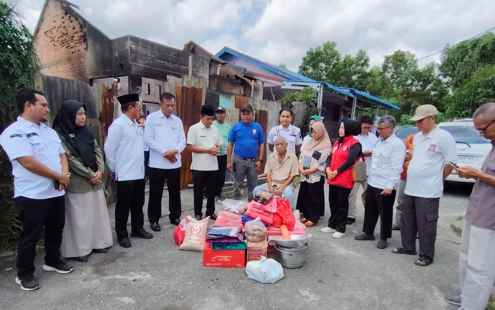 Dinsos Salurkan Bantuan untuk 18 KK Korban Kebakaran