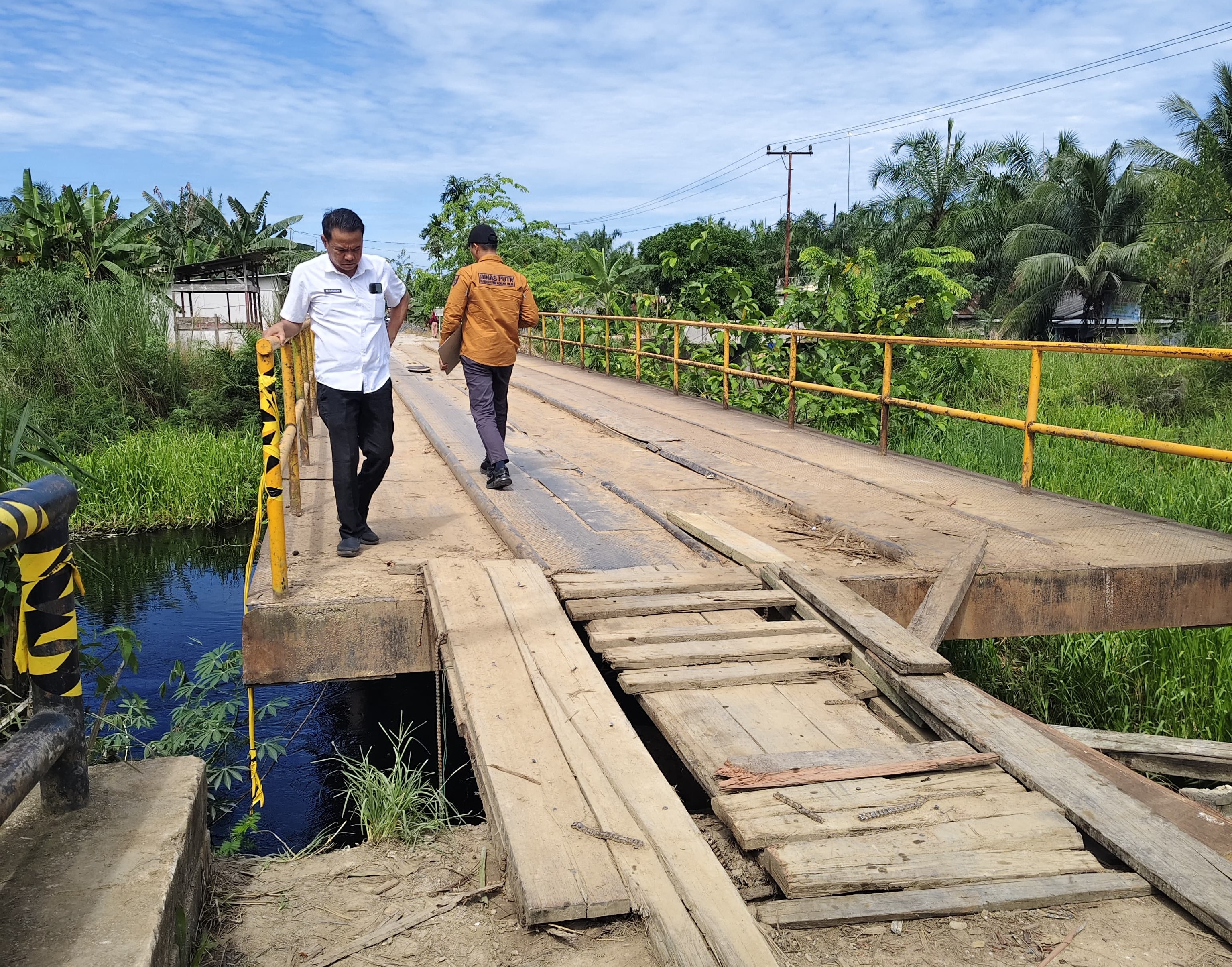 Pemkab Rohil Lakukan Penanganan Darurat Runtuhnya Abutment Jembatan Jalan Penghulu Annas MakmunÂ 