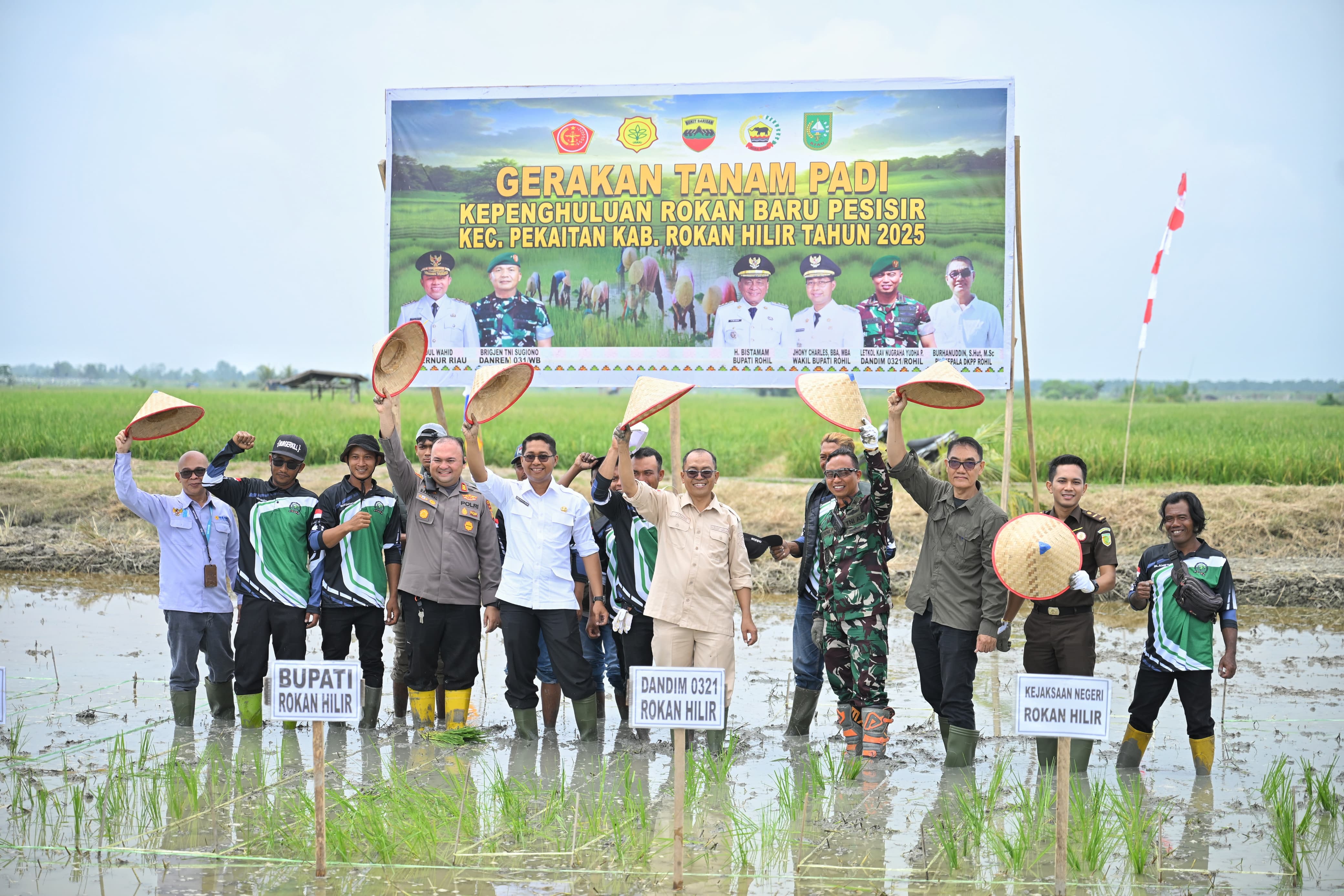 Tinjau Pabrik Kilang Padi, Wabup Rohil Dorong Revitalisasi dan Penguatan Sektor PertanianÂ
