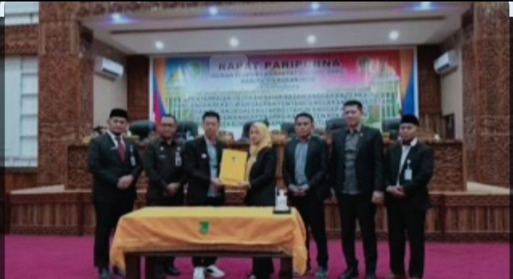 Ketuk Palu, DPRD Kabupaten Rohil Resmi Tetapkan APBD Tahun 2025 2,6 Triliun