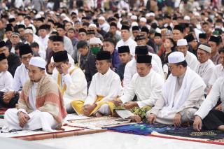 Ribuan Warga Riau Salat Idulfitri 1446 H Bersama Gubri di Masjid Raya Annur