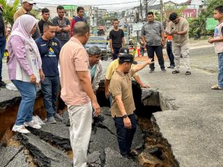 Tinjau Jalan Lobak yang Amblas, Wali Kota Pekanbaru Pastikan Segera Diperbaiki