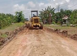 Pemkab Rohil Lakukan Pemeliharaan Jalan Poros Kepenghuluan Suak Air HitamÂ 