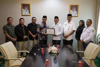 Bupati Inhil Terima Pengembalian Dana Hibah Silva Penyelenggaraan Pemilu Tahun 2024 p 7,2 Miliar