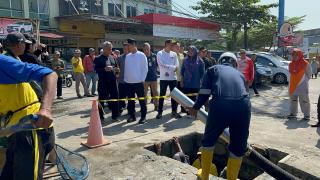 Wako Perintahkan PUPR Sedot Lumpur di Drainase Sekitar Simpang Arengka Pekanbaru