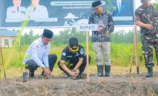 Peringati Hari Bumi, Bupati Asmar dan Kakan Kemenag Meranti Tanam Pohon di Desa Alahair