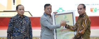 Bupati Kuansing Raih Penghargaan Kategori Alumni Pilihan "Inovasi Kepala Daerah Kabupaten/Kota