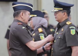 Jaksa Tangguh Pemberantas Korupsi Dr Kuntadi Resmi Menjabat Kajati Jawa TimurÂ 