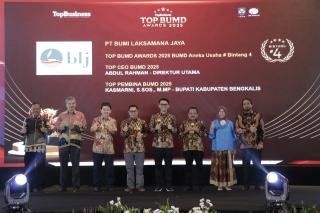 Bupati Bengkalis Terima Top BUMD Award 2025