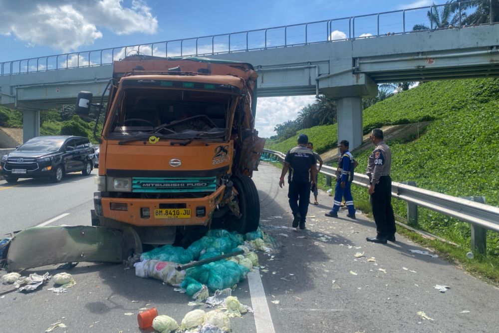Muatan Sayur Berserakan Akibat Truk Kecelakaan di Tol Pekanbaru-Dumai
