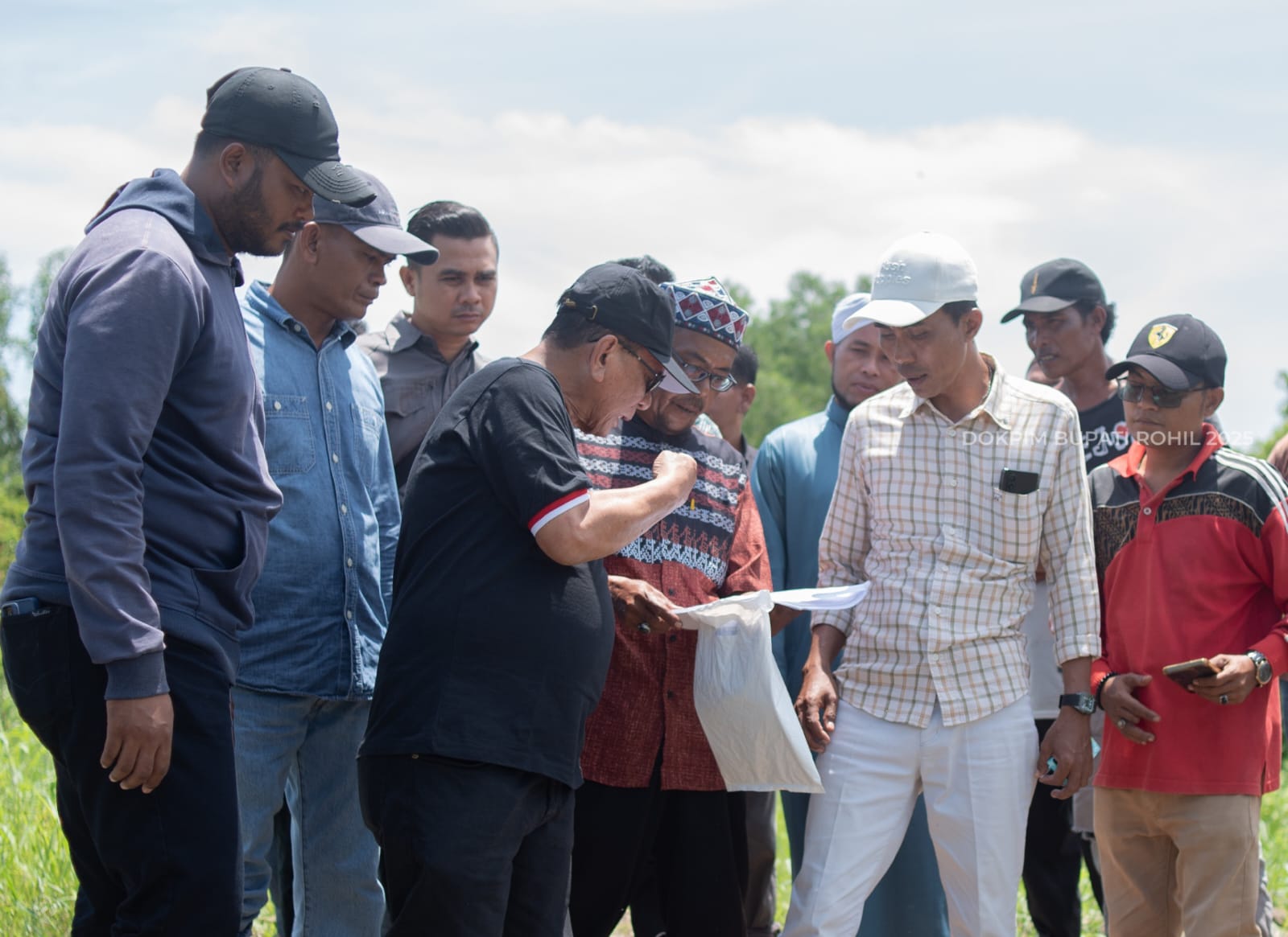 Tinjau Pembangunan SMP Jalan Lingkar, Bupati Rohil: Hanya Berjalan Kaki Sejauh 2,5 KM yang Boleh Mas