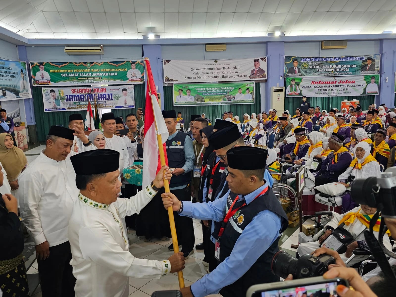 Di Asrama Haji Batam, Bupati Asmar Lepas Keberangkatan JCH MerantiÂ