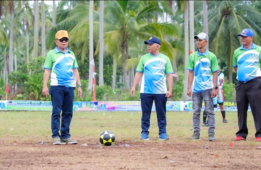 Bupati Asmar Buka Turnamen Sepak Bola Tanjung Bakau Cup III