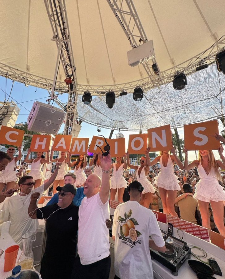 Juara Bebas Bos! Musim Belum Usai, Skuad Liverpool Sudah Liburan ke Dubai, Arne Slot Party di Ibiza