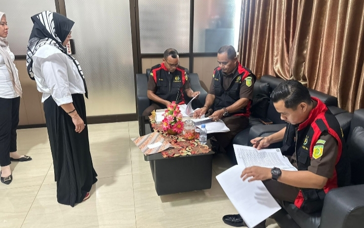 Penyidik Kejari SBB Datangi Kantor BPKAD dan Sita Dokumen Pengelolaan Bansos Covid- 19 Dinsos
