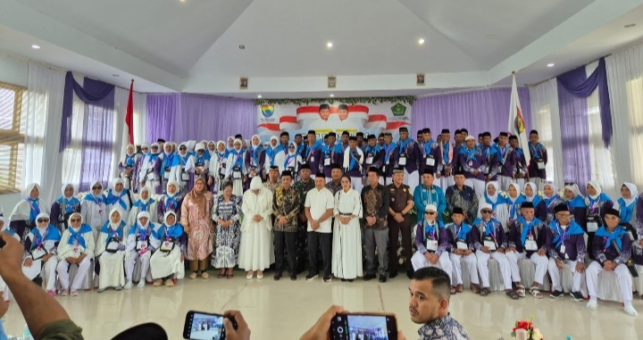 Kasi Intel Kejari SBB Hadiri Kegiatan Pelepasan 106 Calon Jamaah Haji Menuju Tanah Suci Mekah