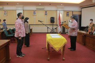 Sekdaprov Riau Lantik Pejabat Administrasi, Tekankan Pentingnya Inovasi dan Percepatan Kerja