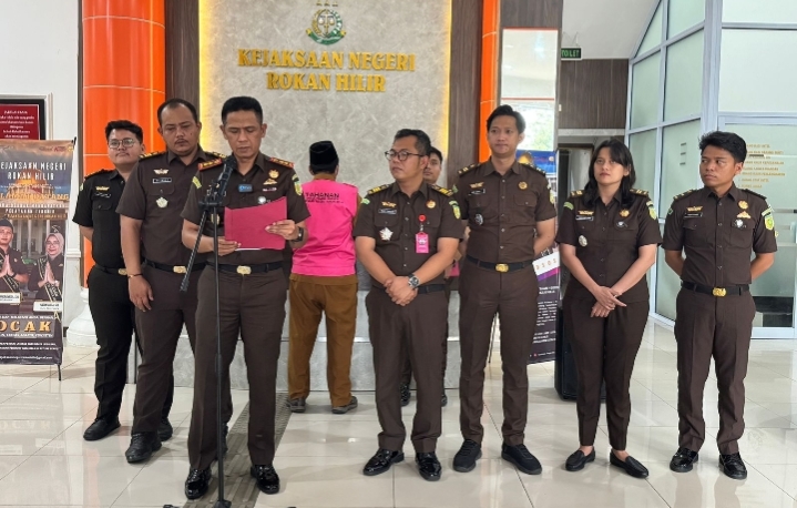 Kadisdik Rohil dan Inisial SJ Ditetapkan Sebagai Tersangka
