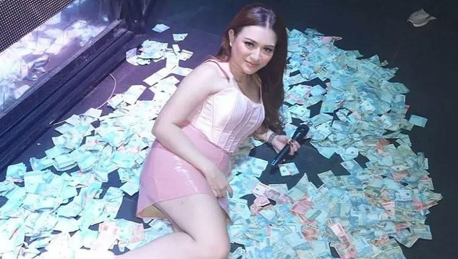 Dipegang-pegang Usai Disawer Jadi Sorotan, Nathalie Holscher: Pekerjaan Saya...