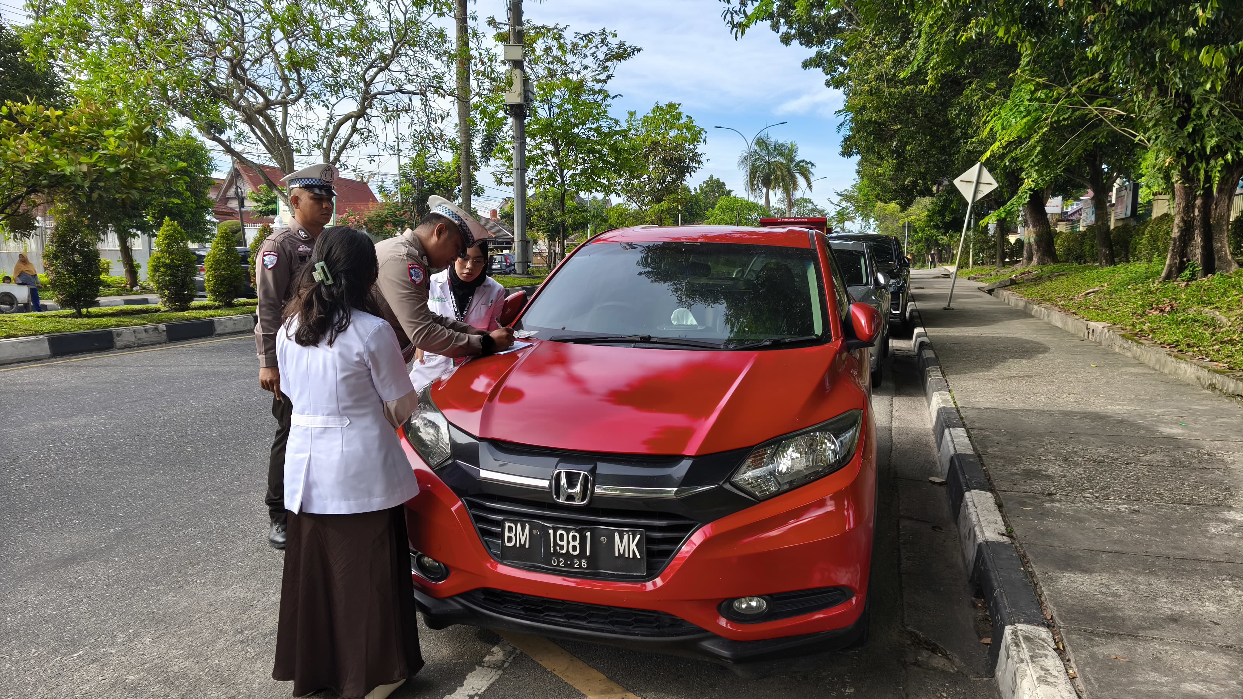 Puluhan Kendaraan Parkir Liar di Depan RSUD Arifin Achmad Pekanbaru Ditilang Polisi