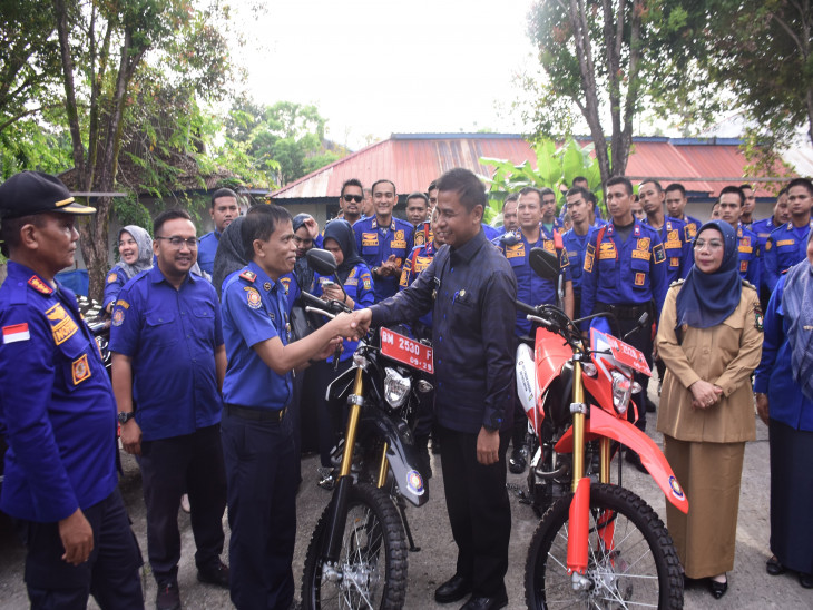 Bupati Kampar Serahkan 1 Unit Mobil dan 2 Unit Sepeda Motor ke Damkar