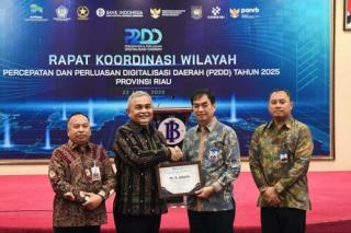BI Riau Beri Penghargaan ke BRK Syariah atas Dukungan Digitalisasi Keuangan Daerah