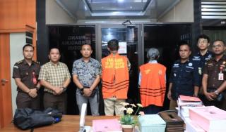 Tegas, Kejari SBB Lakukan Penahanan terhadap 2 Tersangka Dugaan Korupsi Bansos Covid-19