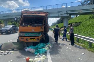 Muatan Sayur Berserakan Akibat Truk Kecelakaan di Tol Pekanbaru-Dumai
