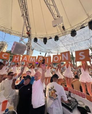 Juara Bebas Bos! Musim Belum Usai, Skuad Liverpool Sudah Liburan ke Dubai, Arne Slot Party di Ibiza