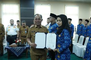 Bupati Herman Serahkan SK CPNS Formasi Tahun 2024