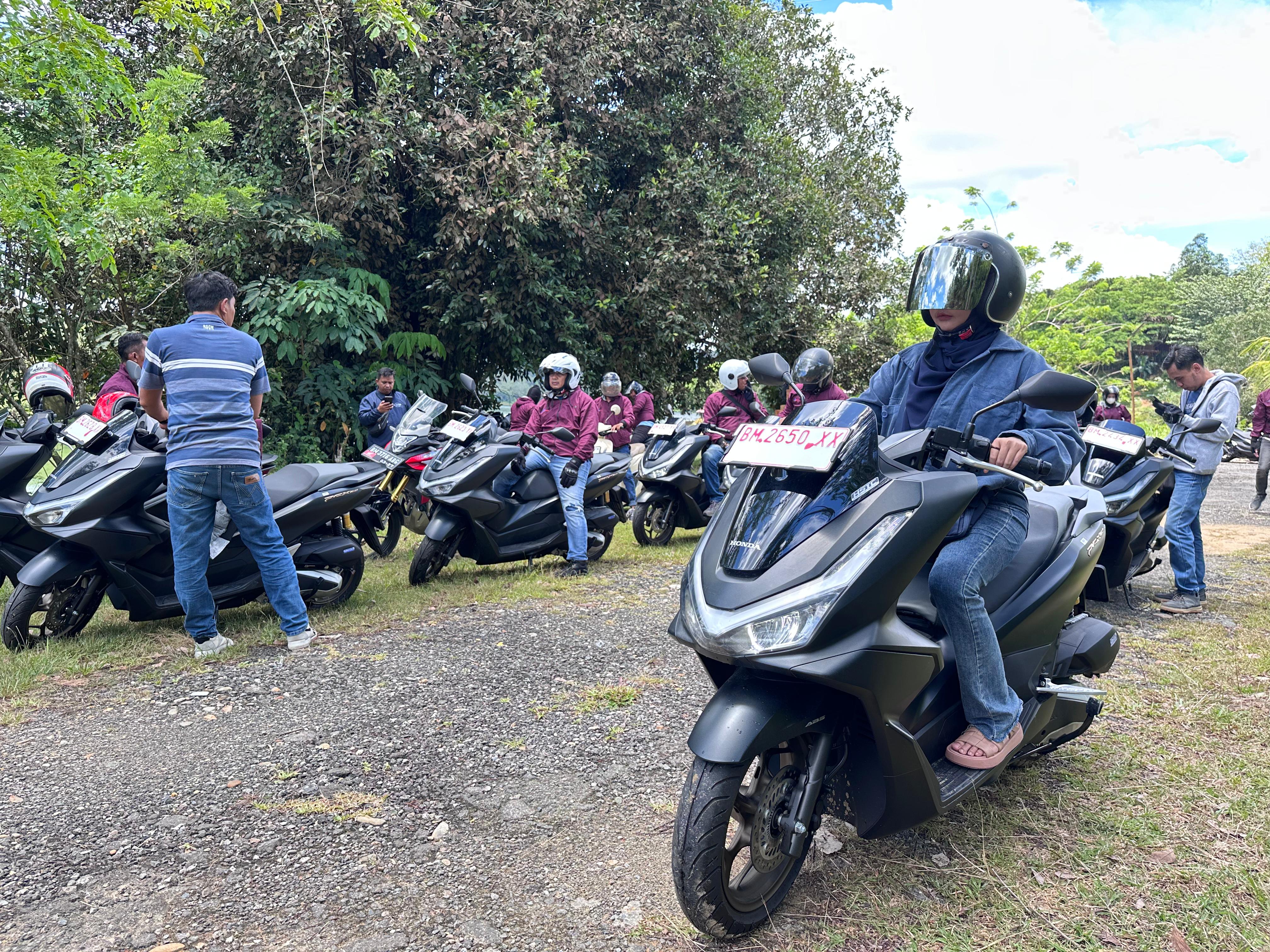Tampil dengan Desain Keren, New Honda PCX160 Selalu Jadi Pusat Perhatian