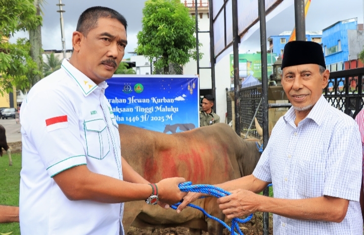 Persiapan Idul Adha 1446 H. Kajati Agoes SP Salurkan Sapi Kurban di Masjid Al- Fatah Ambon
