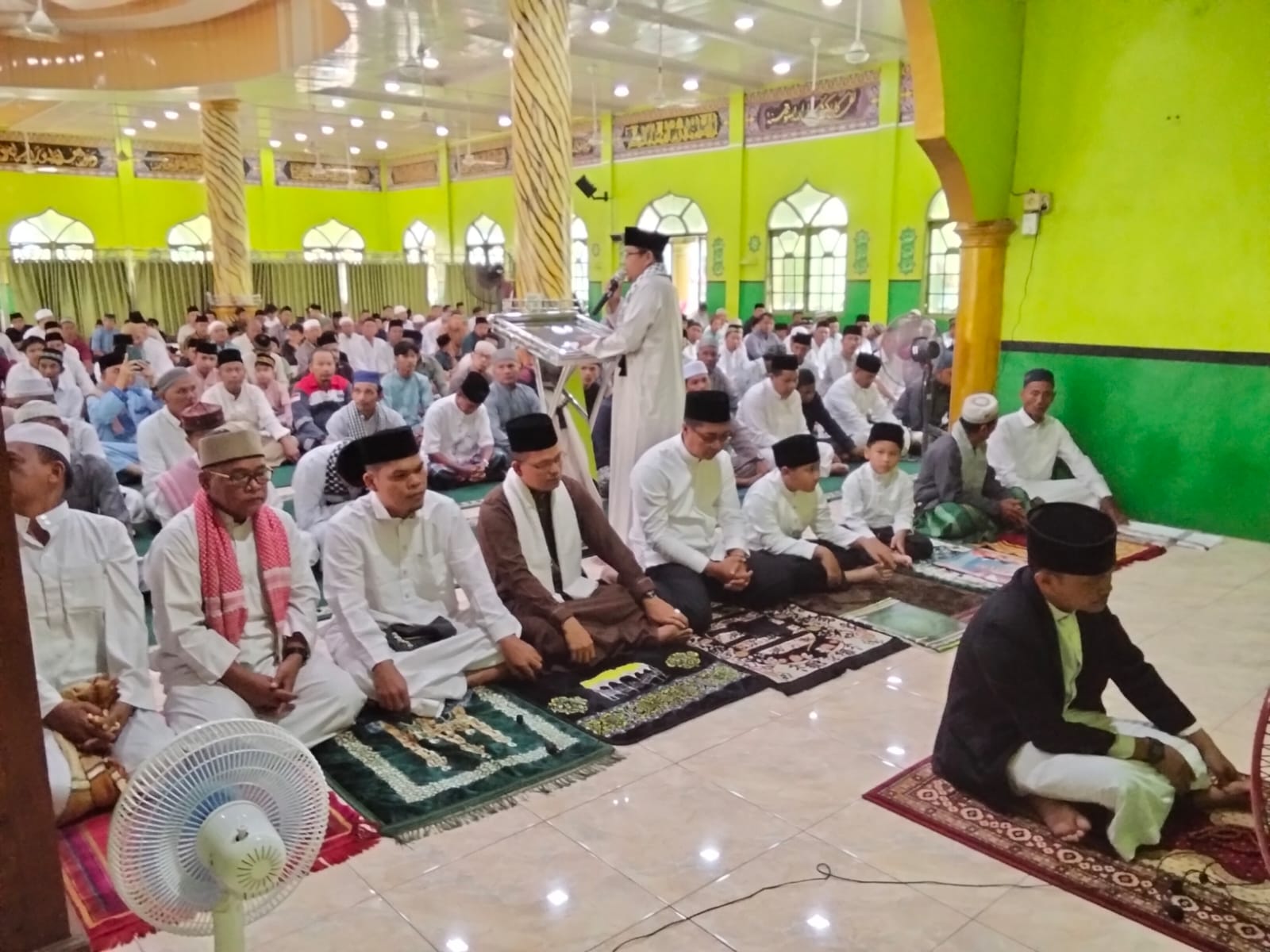 Wabup Rohil Jhony Charles Tunaikan Sholat Idul Adha di Masjid Baiturrahmah Ujung Tanjung