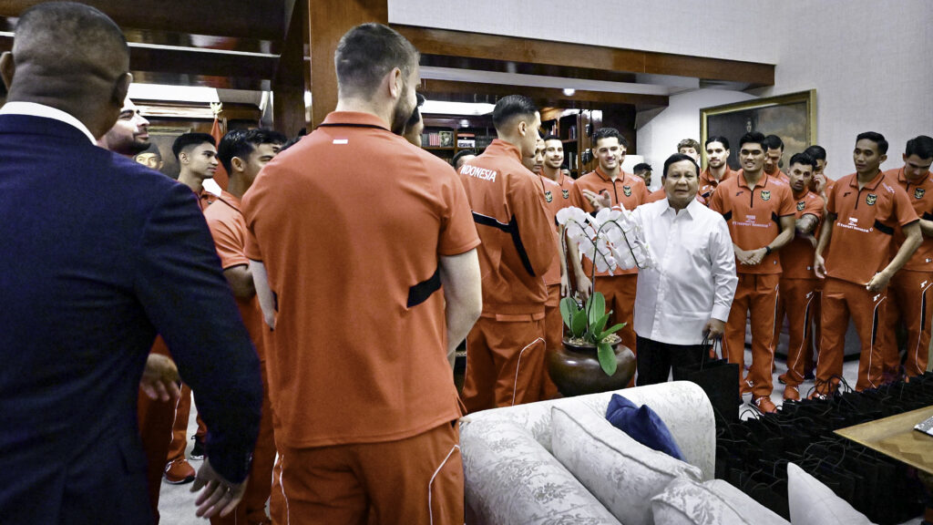 Hangat dan Penuh Kekeluargaan, Presiden Prabowo Sambut Timnas Sepak Bola di Kertanegara