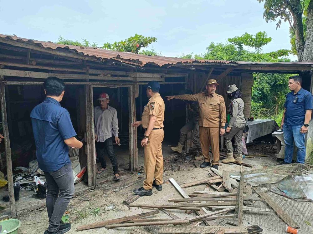 Pemko Pekanbaru Bongkar Puluhan Warung Remang-remang di Jalan SM Amin