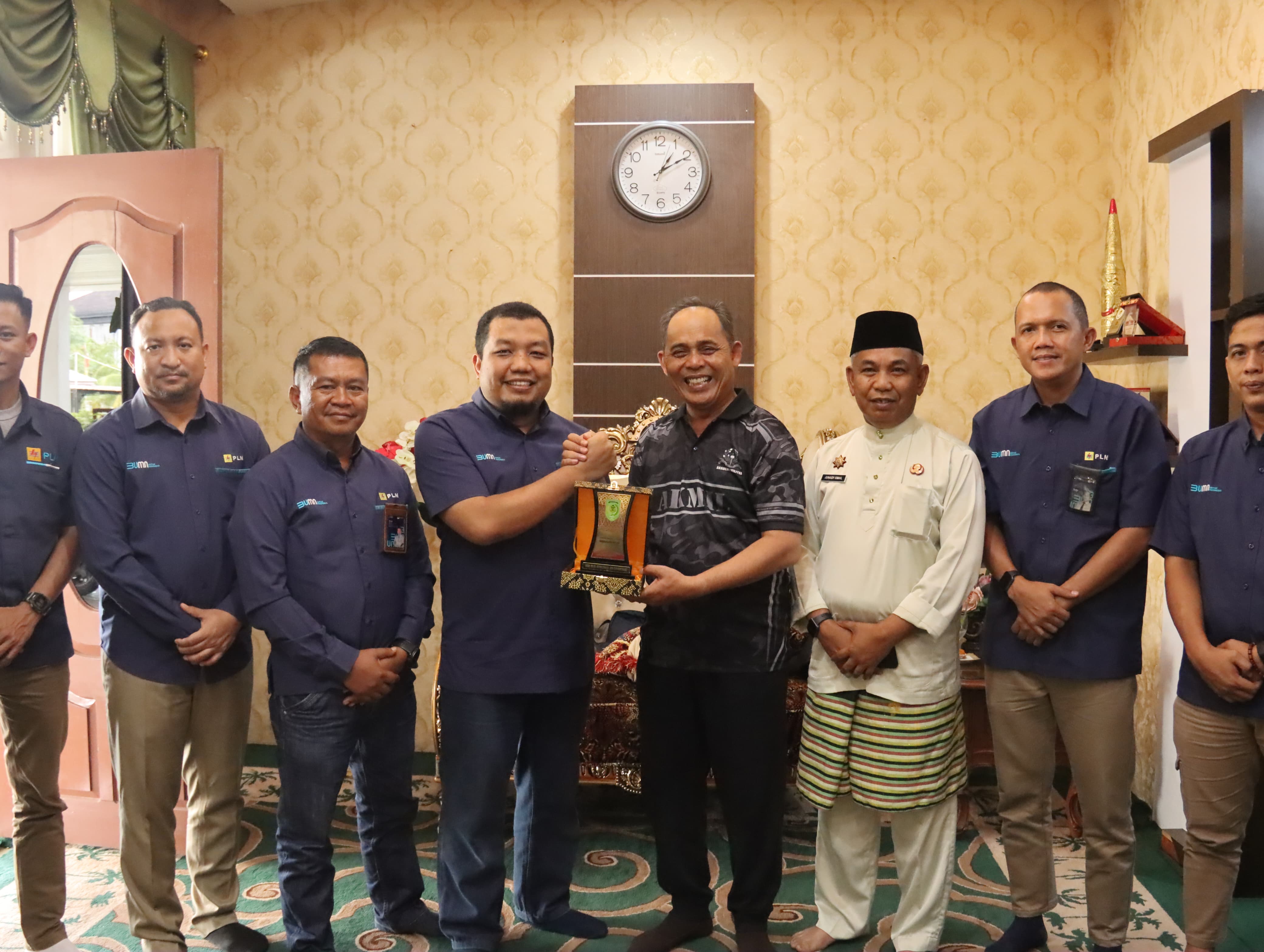 Bupati Inhil Terima Kunjungan Manajer PLN, Komitmen Tingkatkan Layanan Kelistrikan Hingga 24 Jam