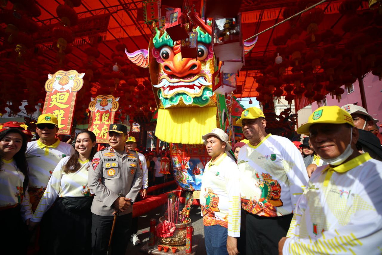 Gubernur Riau Hadiri kemeriahan Festival Bakar Tongkang 2025 di Rokan Hilir