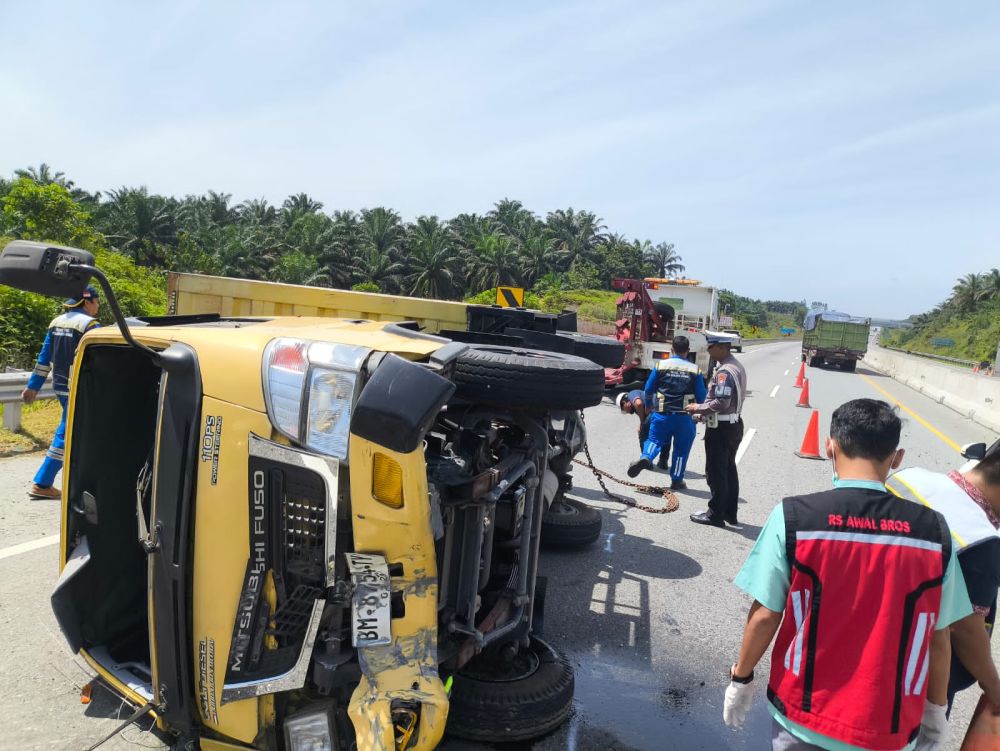 Sopir Ngantuk, Pajero Sport Tabrak Truk Box Hingga Terguling di Tol Pekanbaru-Dumai