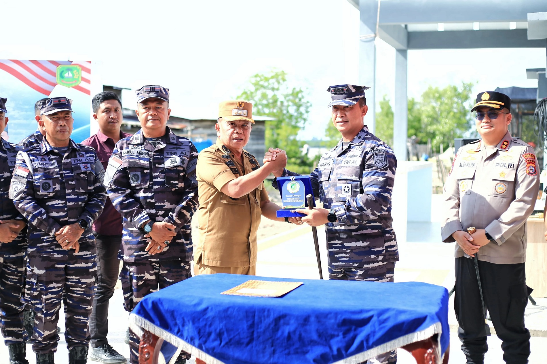 Bupati Asmar Bersama Danlanal Dumai Tebar 10 Ribu Benih Ikan Nila